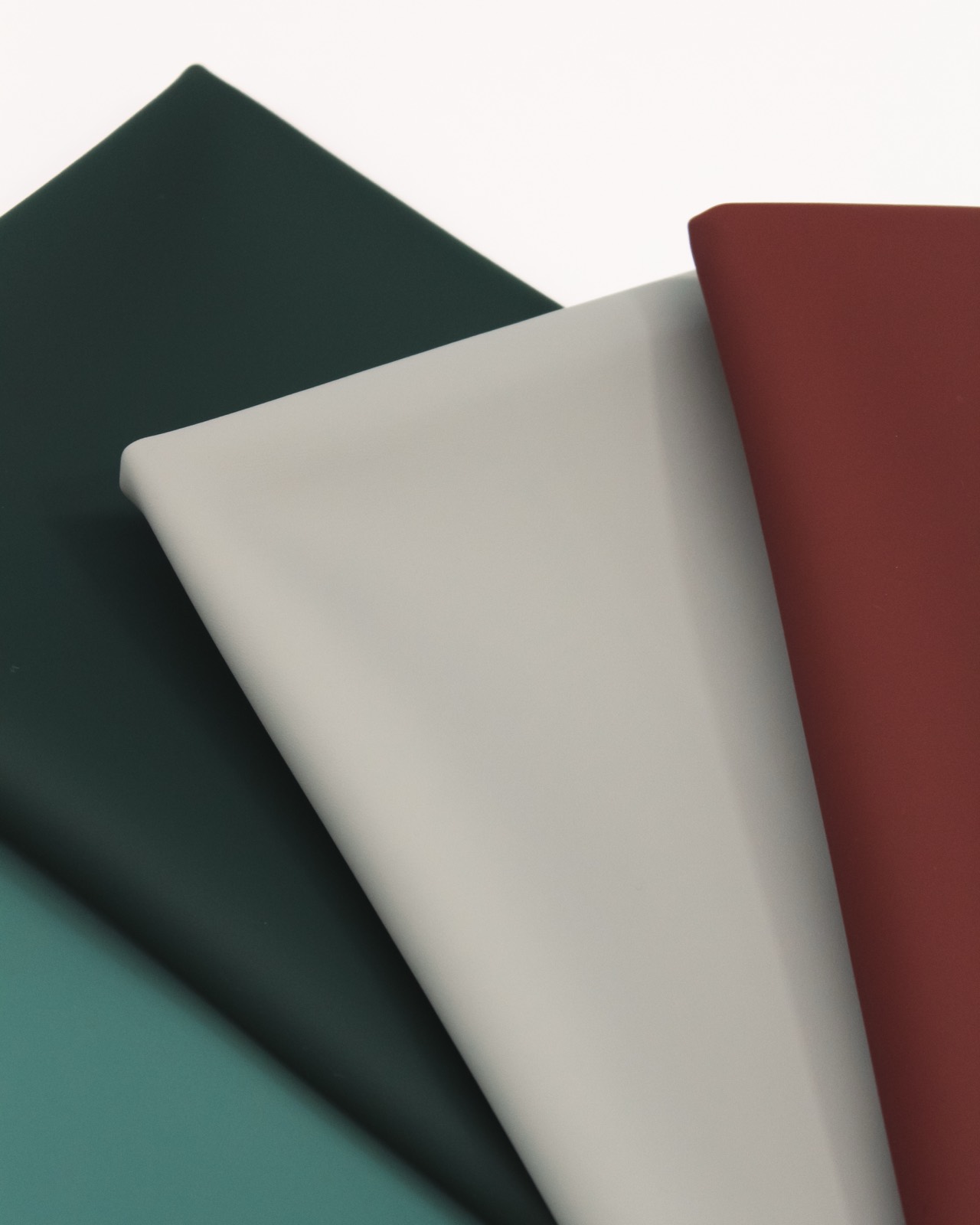 Silion nas cores verde escuro, cinza claro e bordô